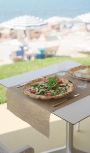 une pizza assise au-dessus d'une table dans l'établissement Armacera Resort, à Zambrone
