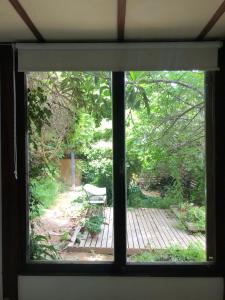 ventana con vistas a una terraza de madera en Casa Bosquemar, en Concón