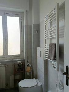 ローマにあるTommy Guest House Romaの白いバスルーム(トイレ、窓付)