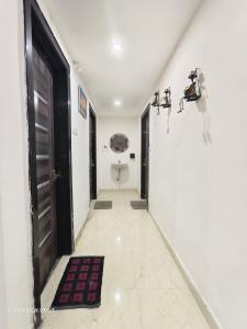 een hal met een deur en een toilet in een kamer bij Visweswara grand in Vijayawāda