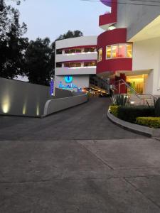 een groot gebouw met een verlichte gevel 's nachts bij Hotel Amala in Mexico-Stad