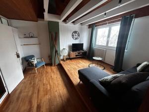 a living room with a couch and a tv at Appartement Love à Lauw in Lauw