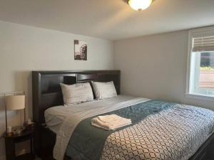 Un dormitorio con una cama con una toalla. en LOVELY 2 BEDROOMS APPARTEMENT, LAUNDRY/PARKING/TV en Silver Spring
