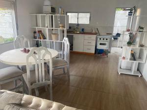 科洛尼亞－德爾薩克拉門托的住宿－Casa en colonia del sacramento，厨房以及带桌椅的用餐室。