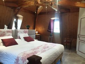 ein Schlafzimmer mit einem großen Bett in einem Zimmer mit Holzwänden in der Unterkunft Villa de rêve in Couze-et-Saint-Front + 40 Fotos