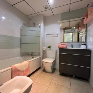 uma casa de banho com uma banheira, um WC e um lavatório. em Apartamento en Cubelles em Cubelles