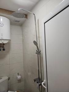 大特爾諾沃的住宿－STUDIO 7，浴室里设有玻璃门淋浴