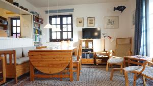 Katingsiel的住宿－Alte Schleuse，客厅配有桌椅