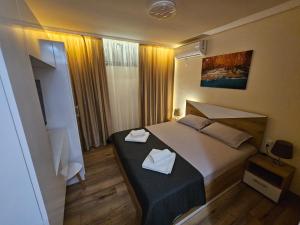 大特爾諾沃的住宿－STUDIO 7，酒店客房,配有带两条毛巾的床