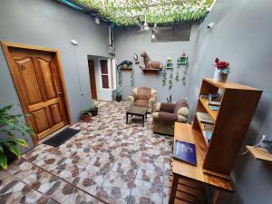 uma sala de estar com uma clarabóia e um quarto com um piso em Costa Del Sol em Puerto Ayora