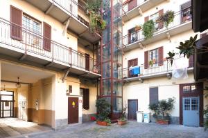 un edificio de apartamentos con plantas en los balcones en Primopiano - Russo, en Milán