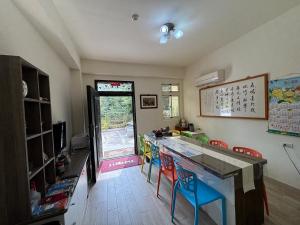 金寧鄉的住宿－八八古藝悅禾民宿，一个带柜台和椅子的厨房