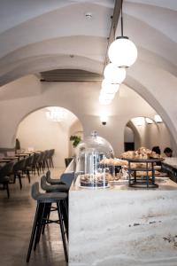 una panetteria con una mostra di prodotti da forno su un bancone di ADLER Historic Guesthouse a Bressanone