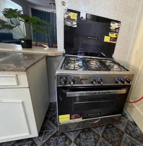 een kookplaat in een keuken naast een aanrecht bij Prime location family beach villa - 16 pax in Alexandrië