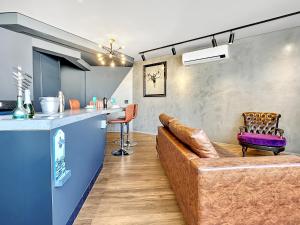 a living room with a couch and a bar at Lindo apartamento ao lado Shop Frei Caneca e do Parque Augusta in Sao Paulo