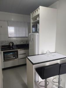 A cozinha ou cozinha compacta de Residencial Floripa Airport Ap 4