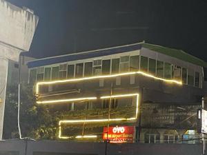 un bâtiment avec des lumières sur son côté dans l'établissement HOTEL AIRPORT HEAVEN, à kolkata