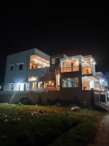 a large house at night with its lights on at Jo's Homestay in Tiruvannāmalai