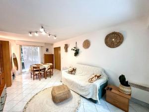 ein Wohnzimmer mit einem Bett und einem Esszimmer in der Unterkunft Fronte Mare con Giardino Privato, vicino Monaco in Roquebrune-Cap-Martin