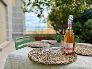 eine Flasche Wein auf dem Tisch in der Unterkunft Fronte Mare con Giardino Privato, vicino Monaco in Roquebrune-Cap-Martin