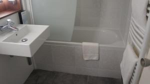 Ett badrum på Campanile Albi Centre