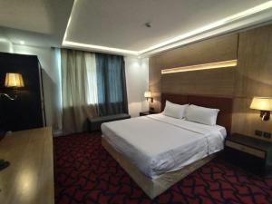 a hotel room with a large white bed in it at سما ستار للشهري والسنوي in Jeddah