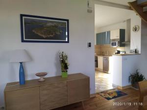 sala de estar con armario y cocina en Maison rénovée atypique, jardin, terrasse, Odet, en Quimper