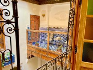 Habitación con una escalera de azulejos azules y blancos. en Riad Noor Medina en Fez