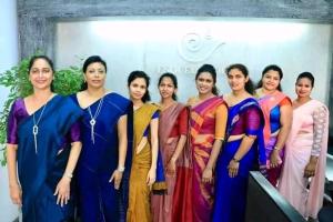 un gruppo di donne in abiti eleganti che posano per una foto di Kandy Fortress a Kandy