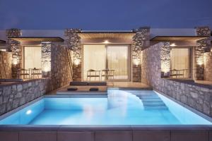 una grande piscina con una luce blu in una casa di Civitas Milos ad Adámas