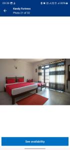 Habitación con 2 camas y almohadas rojas. en Kandy Fortress en Kandy