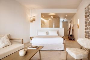 Ένα ή περισσότερα κρεβάτια σε δωμάτιο στο Civitas Milos