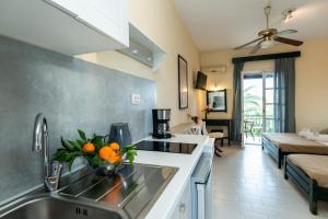 Nhà bếp/bếp nhỏ tại Hara Studios