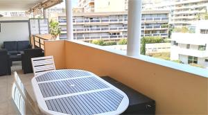 une table et des chaises sur le balcon d'un bâtiment dans l'établissement Grand T4 carré d’or 13008, à Marseille