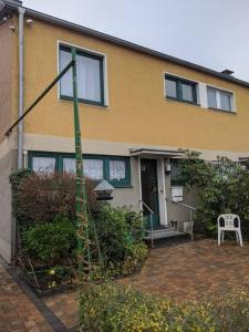 una casa con un poste verde delante de ella en Praktisches Gästezimmer für eine Person, en Bergisch Gladbach