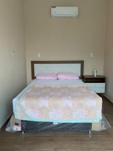 a bed in a bedroom with a boxemate at Casa Quinta en Aregua in Patiño