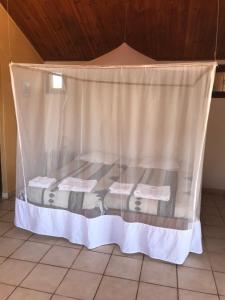 AndavadoakaにあるManga Lodgeの蚊帳付きのベッド1台