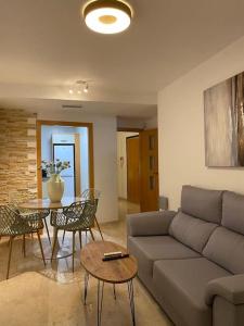 a living room with a couch and a table at Tranquila y bonita casa in Murcia