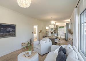 uma sala de estar com um sofá branco e uma mesa em 3917 Casa Blanca home em Pacific Grove
