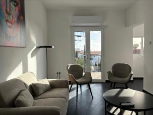 パフォスにあるVenus Seaview 2B, Rooftop, PRIME Location, Paphosのリビングルーム(ソファ、椅子2脚付)