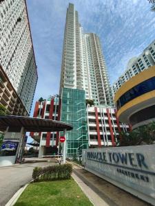 een groep hoge gebouwen in een stad bij Ais-Kacang Sweet Home Pinnacle Tower in Johor Bahru