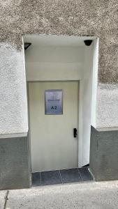 Una puerta en un edificio con un cartel. en SpaceOne Vienna A2 - Shared Apartment en Viena