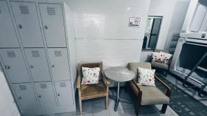 um quarto com cadeiras, uma mesa e uma televisão em SpaceOne Vienna A2 - Shared Apartment em Viena