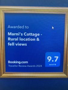 uma imagem de um sinal num quadro de imagem em Marni’s Cottage - Rural location & fell views em Frizington