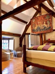 מיטה או מיטות קומותיים בחדר ב-La maison sur les remparts