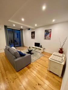 a living room with a couch and a television at Stay Well Home in Lisbon