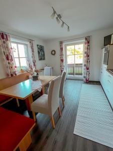 cocina y comedor con mesa y sillas en Landhaus Maria en Hippach