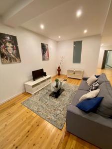 ein Wohnzimmer mit Sofa und Klavier in der Unterkunft Stay Well Home in Lissabon