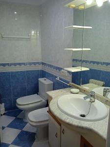 a bathroom with a sink and a toilet and a mirror at Mirador de las cigüeñas in Zamora