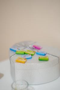 una torta bianca con sopra quattro spazzolini da denti colorati di Big Lale UR a Bijeljina